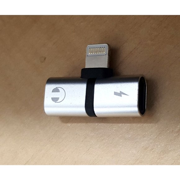 iPhone Audio and Charge 2 in 1 Adaptor - Silver - Picture 3 of 5